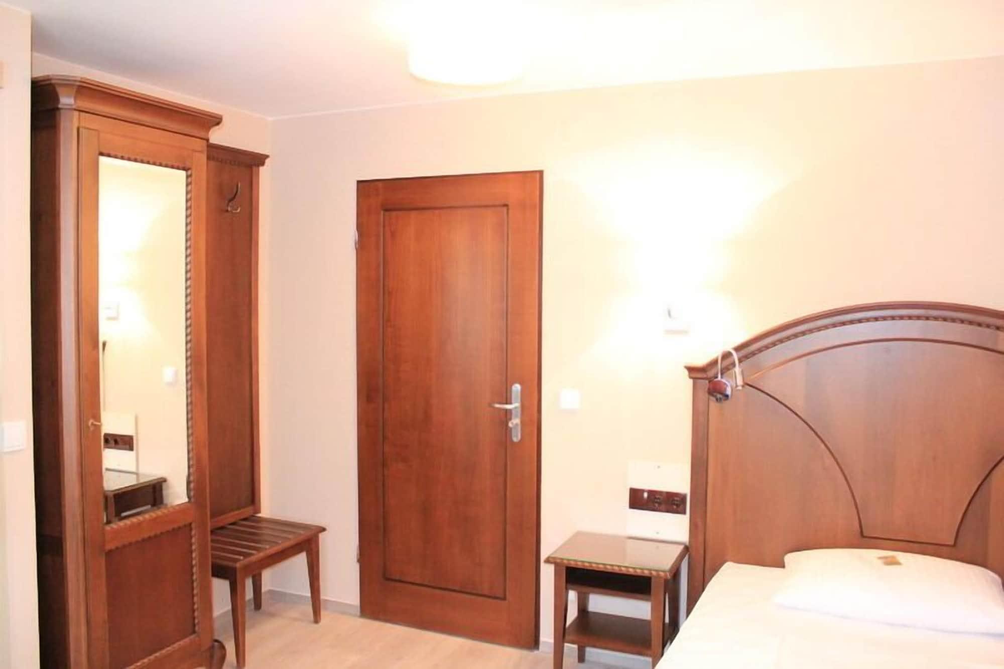 บวร์คโฮเทล เนือร์นแบร์ค Hotel Nuremberg ภายนอก รูปภาพ