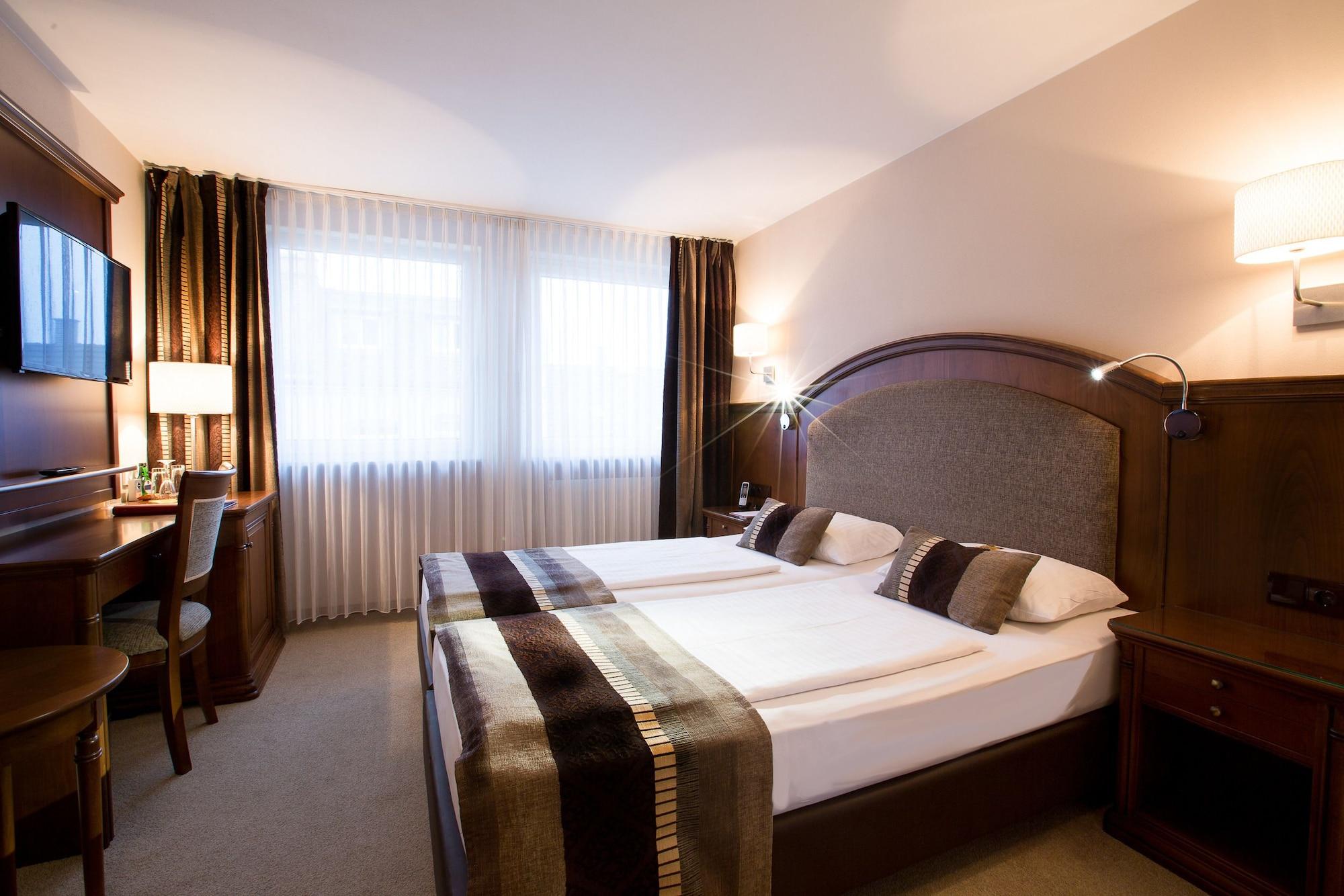 บวร์คโฮเทล เนือร์นแบร์ค Hotel Nuremberg ภายนอก รูปภาพ