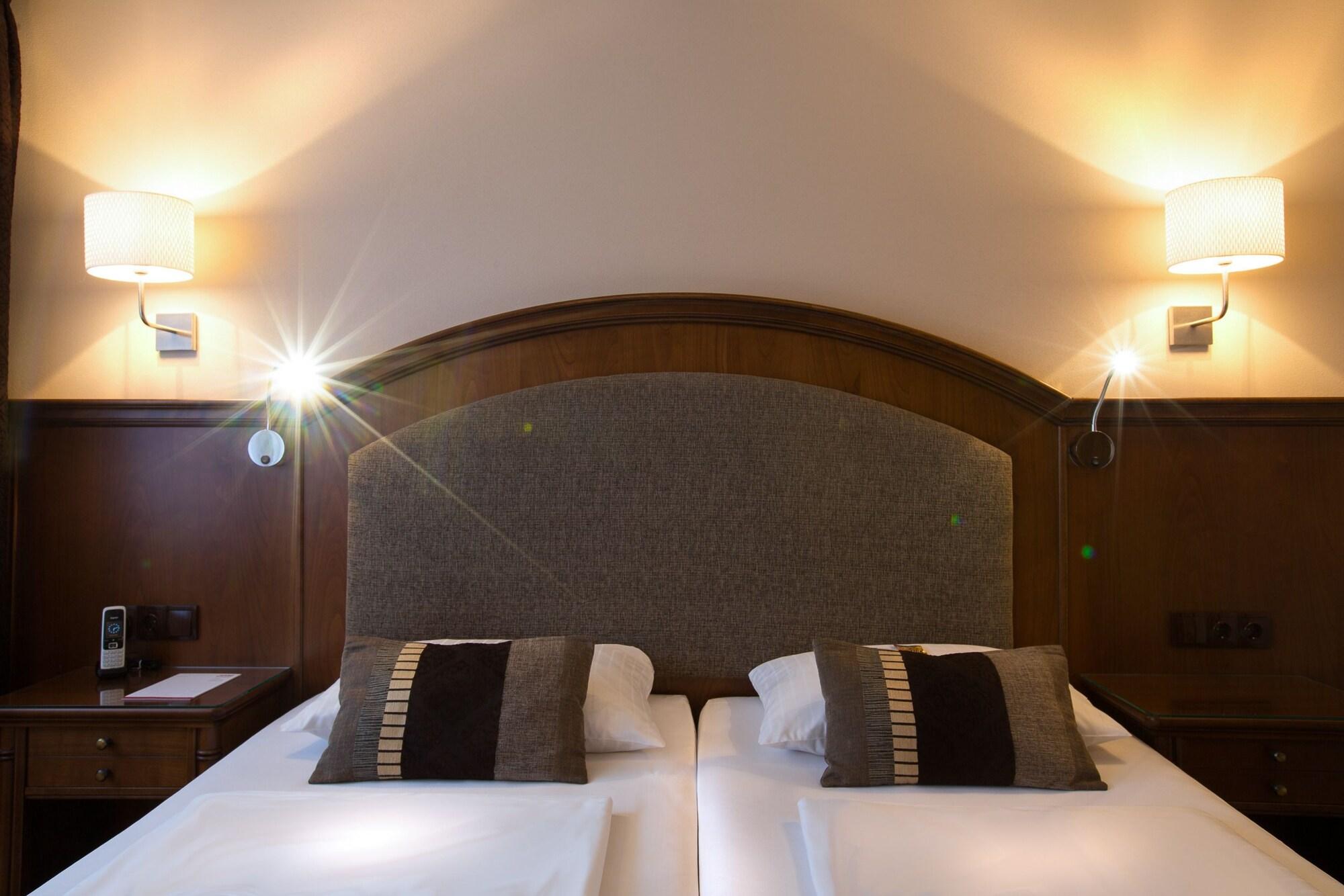 บวร์คโฮเทล เนือร์นแบร์ค Hotel Nuremberg ภายนอก รูปภาพ