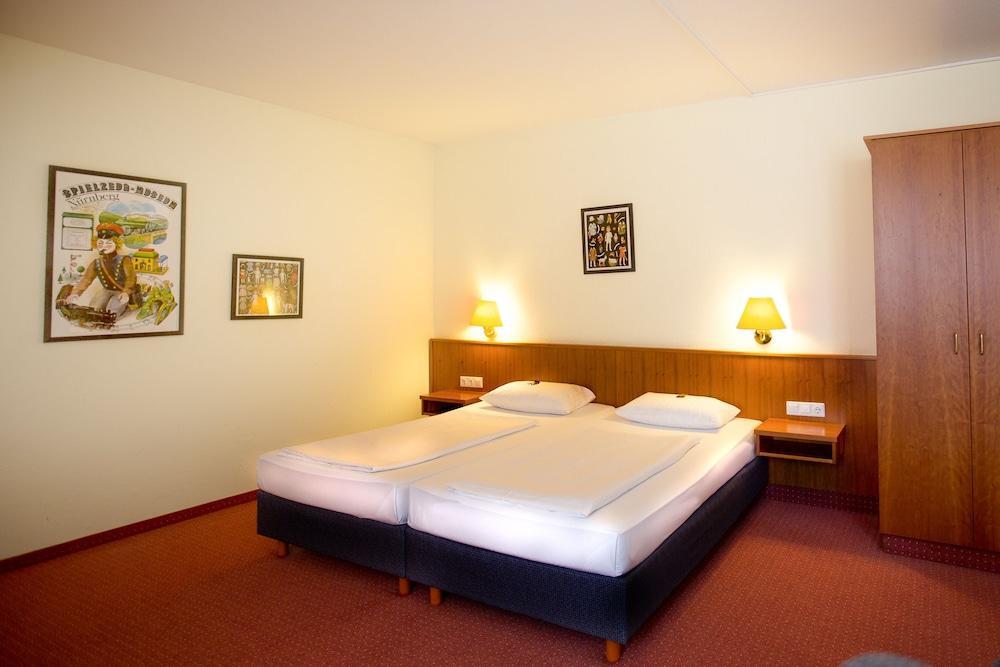 บวร์คโฮเทล เนือร์นแบร์ค Hotel Nuremberg ภายนอก รูปภาพ